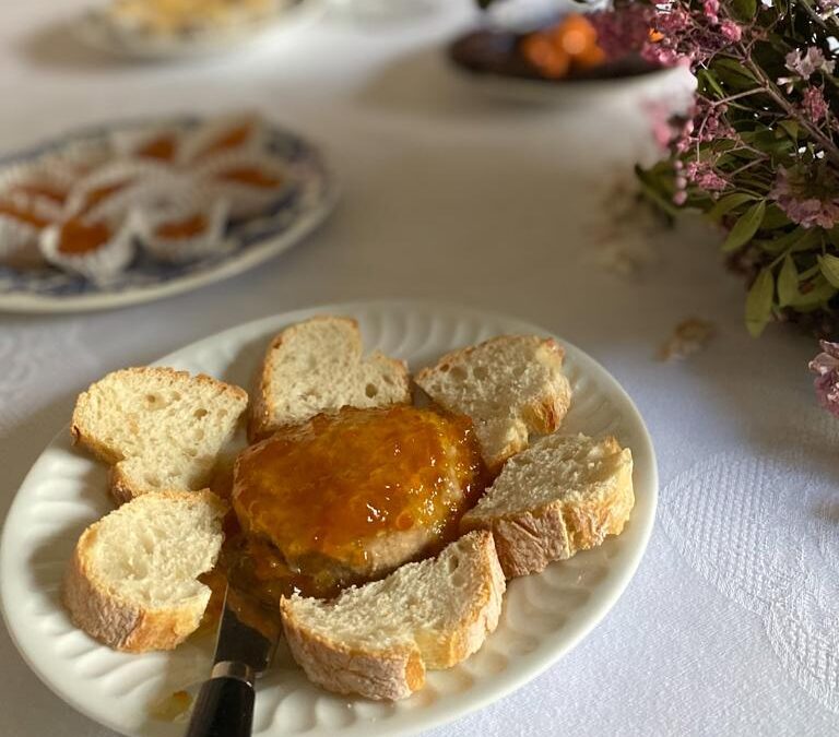 Tostaditas de Paté o  Queso fresco  con Naranja Amarga